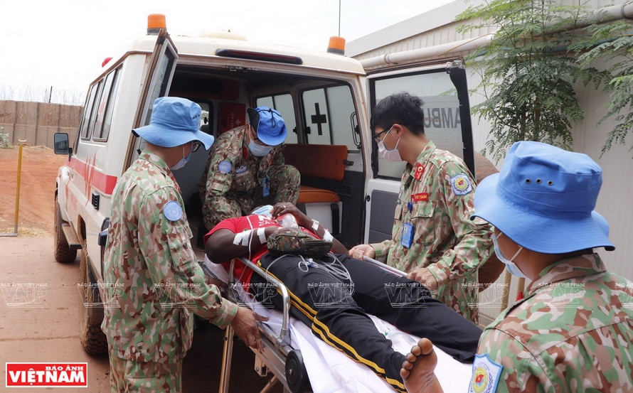 二号二级野战医院为1400多人进行诊治，这是越南维和局向联合国驻南苏丹2200多名工作人员提供保健服务的坚实基础。越南维和局供图