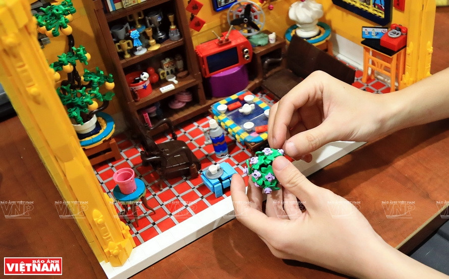 邓辉煌表示，树木和寺庙屋檐上的雕刻细节很难做到。 “乐高都是正方形的，所以在寺庙模型方面创造曲线或雕刻线条是相当复杂的。” 。图自越通社/越南画报