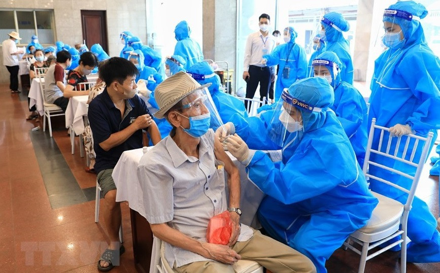 河内市卫生局对还剑郡医务人员开展疫苗接种相关工作进行督导，力争确保接种者接待、体检、咨询和接种后观察等工作安全高效进行。图自越通社