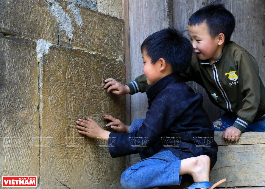 墙壁上的石头精心雕刻，十分精美。图片来源：越通社