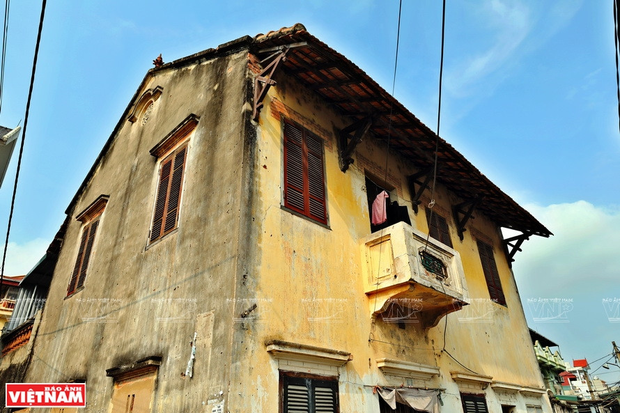 建于20世纪的法式建筑，与该村的传统房屋风格十分协调。图自《越南画报》