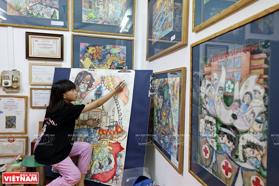 观众可以从阮带钟英的绘画作品看待越南和世界多国的新冠肺炎疫情形势。图自《越南画报》