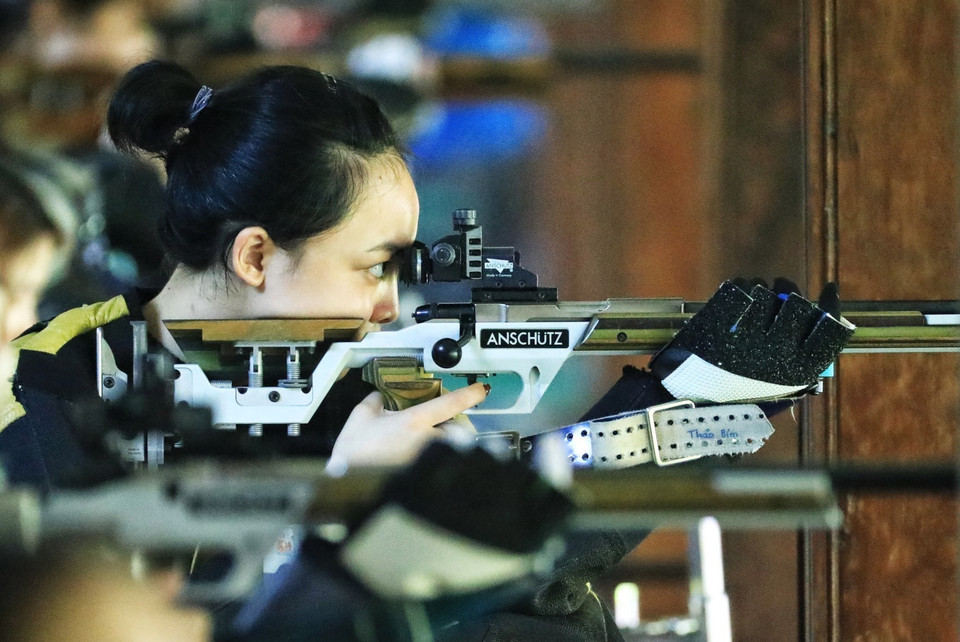 2021年国家射击俱乐部冠军赛上，军队代表团女射手费青草在10米长气枪女子混合射击赛项刷新纪录。图自越通社