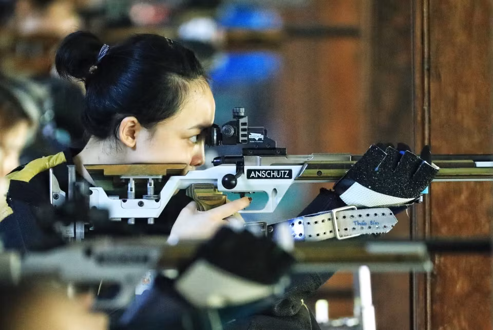 2021年国家射击俱乐部冠军赛上，军队代表团女射手费青草在10米长气枪女子混合射击赛项刷新纪录。图自越通社
