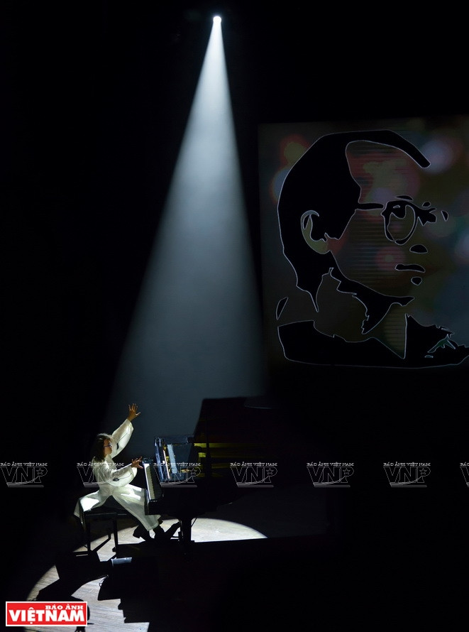 欣赏音乐家，创作家郑公山的音乐。图片来源：越南画报