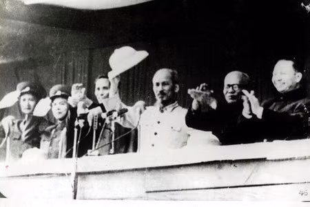 1955年1月1日，河内数十万名居民举行游行活动，欢迎党中央、政府和胡志明主席在赴越北战区作战9年后重返首都河内。（越通社资料图）