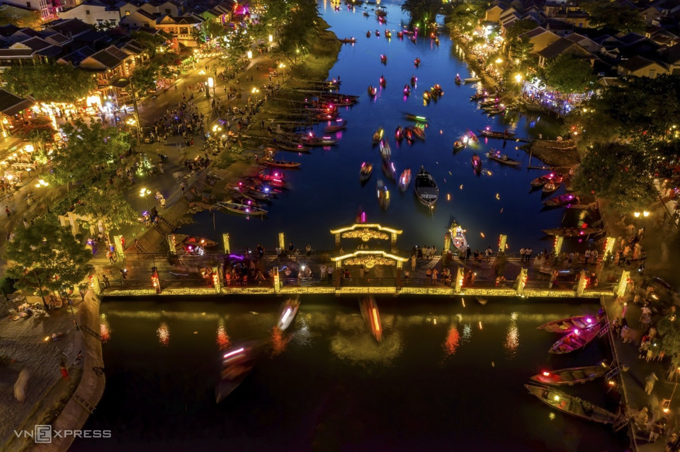 广南省安会桥的花灯节。图自vnexpress