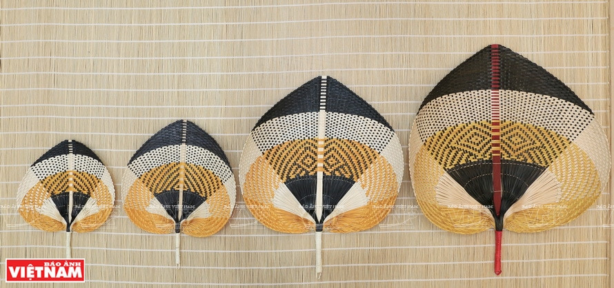 平富-石舍手工艺村也生产手工艺灯和其他类型的扇子。图自越通社/越南画报