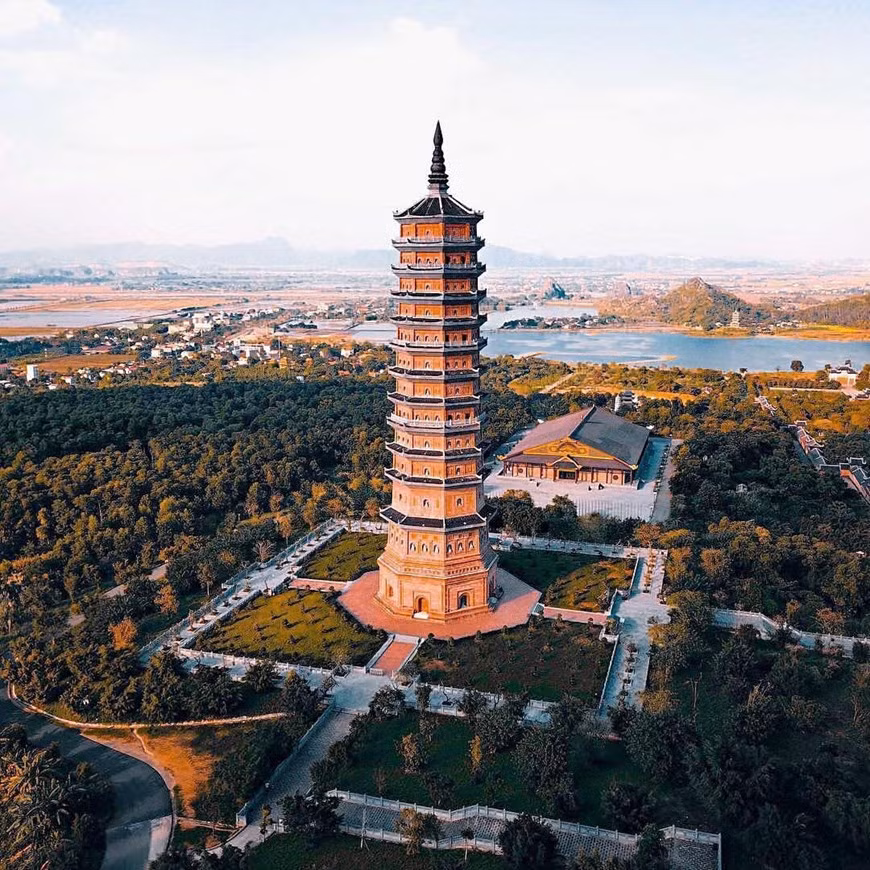 拥有1000多年历史的拜顶寺是宁平省最著名的旅游景点之一，与越南丁、前黎、李等封建朝代有着密切的联系。图自越通社