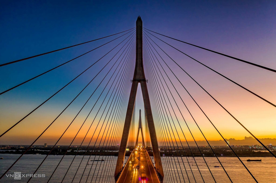 芹苴斜拉桥于2010年竣工，全场15.85公里，其中主桥长2.75公里。图自vnexpress