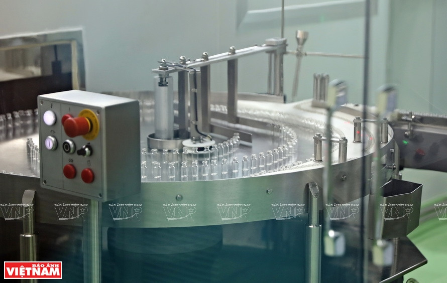 在填充药物之前，玻璃管将得以清洗、烘干并放入流水线以消毒杀菌和去除所有杂质。