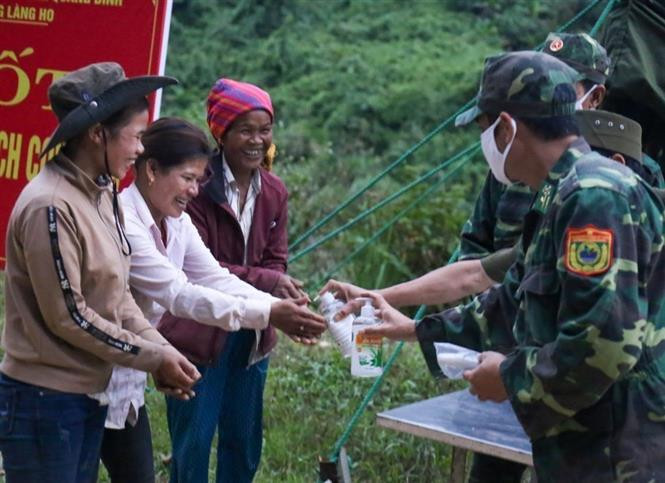 广平省边防部队引导人民防空新冠疫情。图自越通社