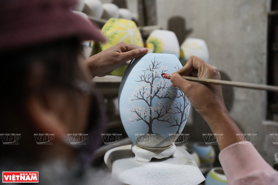 工匠需要30分钟到2个小时来完善一件作品，因经验而异。图自《越南画报》