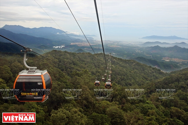 达到国际标准的缆车系统是承载游客安全抵达巴拿山顶的工具。图自《越南画报》