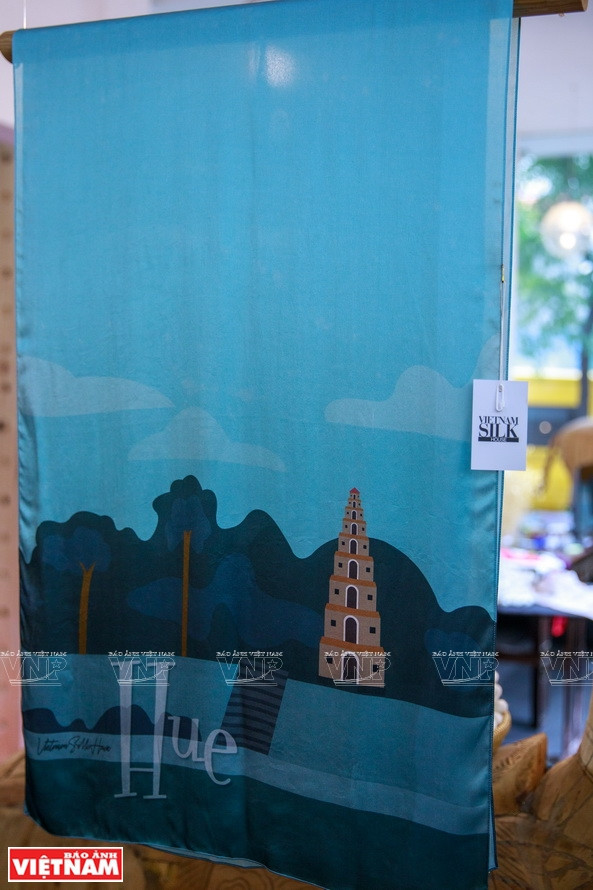 芳青设计师的丝绸围巾产品。图自越南画报