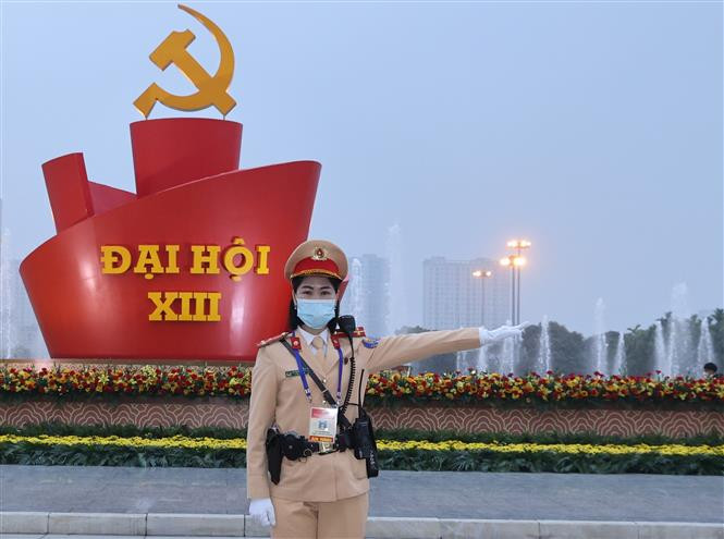 为了确保治安秩序和交通通畅，河内交通警察在大会召开期间全程实现分道行驶和带路任务。图自越通社