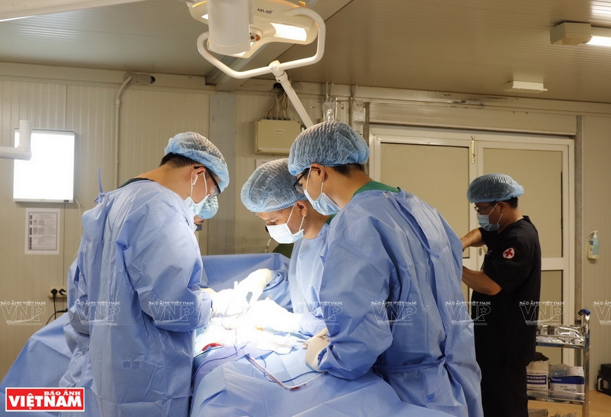 越南军医战士热情照看患者的画面多次出现在联合国和各国的新闻媒体上。越南维和局供图