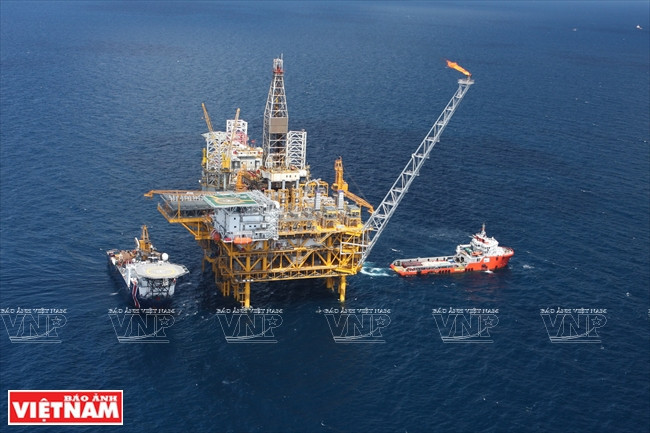 在头顿大陆架开采石油和天然气。图自越通社