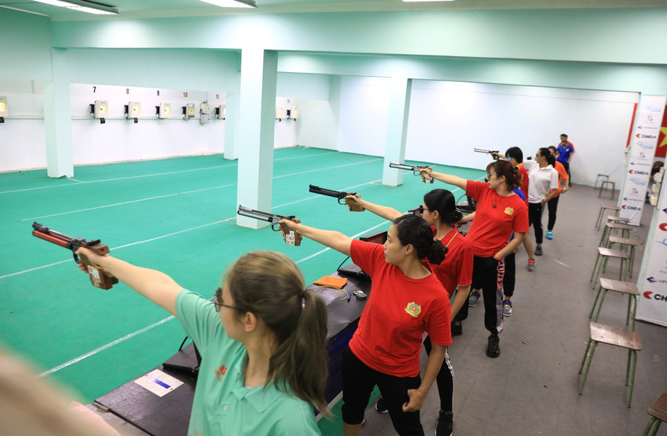 参加10米手气枪射击赛项的射手。图自越通社