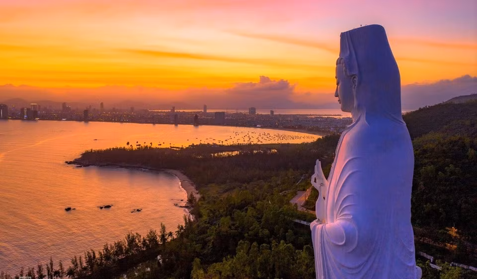承天顺化拥有丰富的自然景观和名胜古迹，其中以香江、御平山、望景丘、顺化遗迹群等历史建筑而闻名远近。