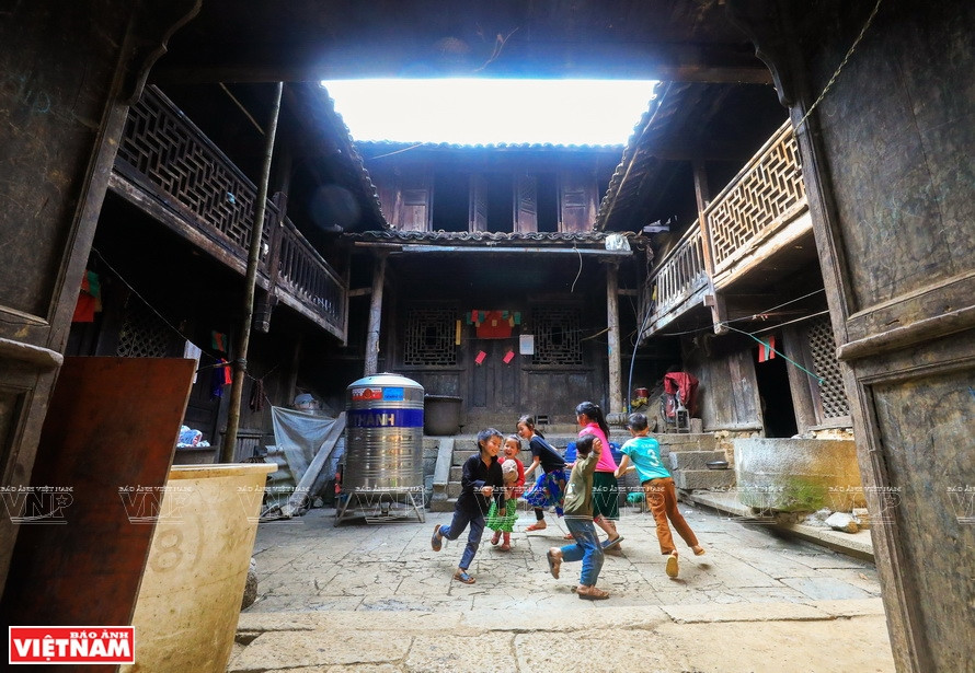 天窗院子用石头铺成，有排水系统。图片来源：越通社