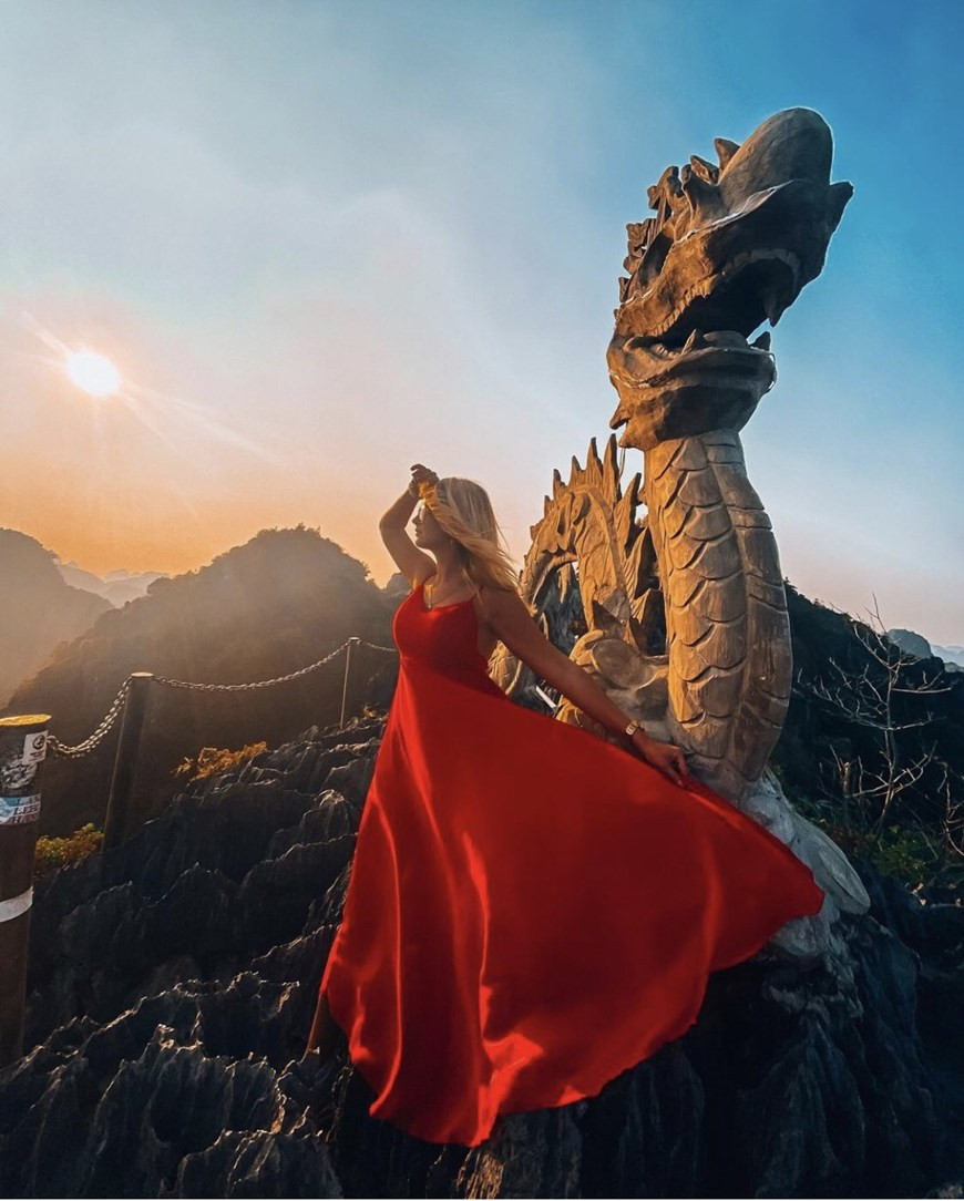 冬春季是一年内舞洞最美丽的时间。虽然没有绚烂的荷花，但这里宁静安逸的风景让喜欢拍照打卡的年轻游客感到十分满意。图自越通社