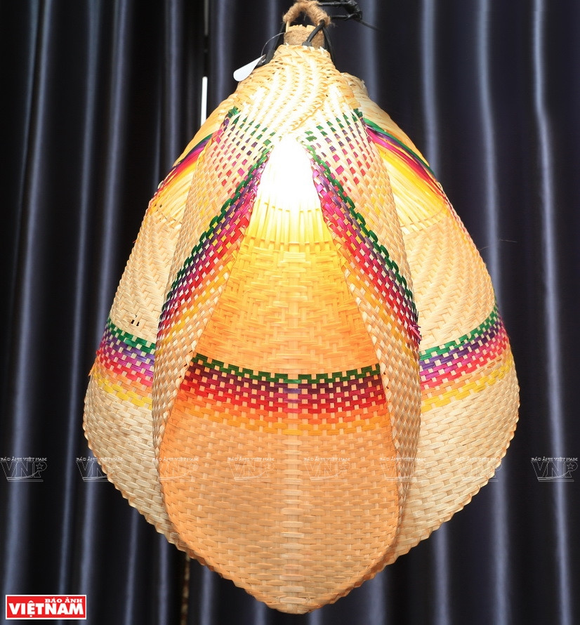 颇具特色的菩提叶扇子。图自越通社/越南画报