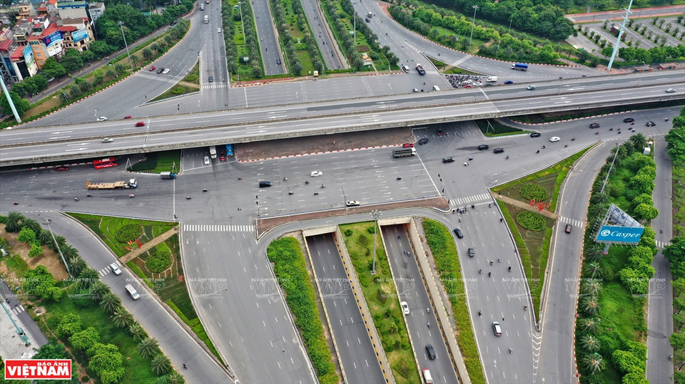 升龙大道交通枢纽车流量很少。图片来源：越通社