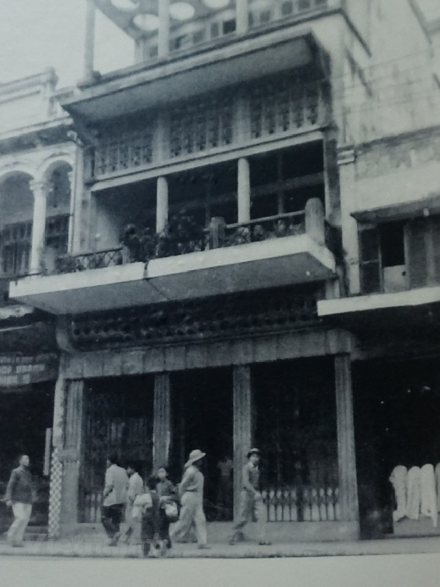 河内市横街48号房——胡志明主席撰写《独立宣言》的地方。这间房子是郑文波和黄氏明湖一家所居住的地方。作为上世纪40年代著名的丝绸富商的他们早就具备革命觉悟并成为共产党员。从1945年8月25日至9月初，郑文波先生及其家人全心全力地服务和照顾胡伯伯和越共中央的同志们。在二楼的房间里，胡伯伯尽心尽力地起草了《独立宣言》。后来，横街48号房屋被郑文逋先生家族捐赠给国家，并成为历史遗迹。图为：资料图片