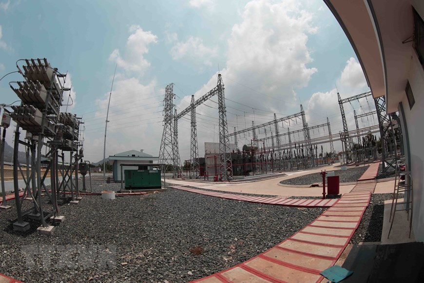 梅星太阳能生产厂设在安江省靖边县安好乡的变电站系统。图自越通社