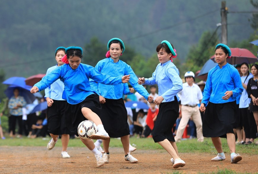 业余女球员踢足球的技术能比得上专业球员。图片来源：越通社