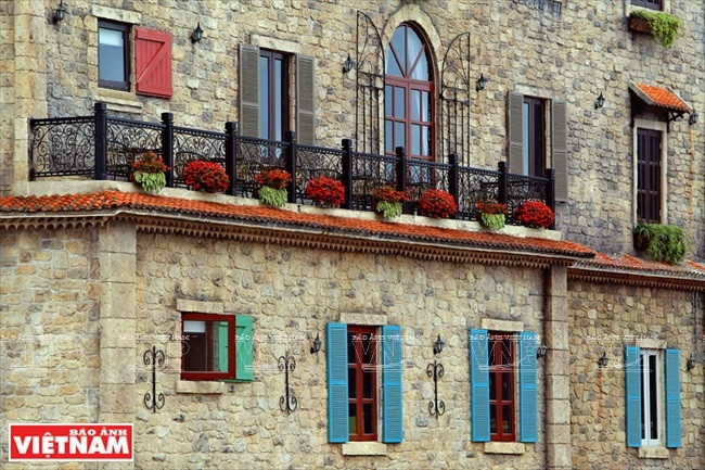 花盆给酒店阳台添加色彩。图自《越南画报》