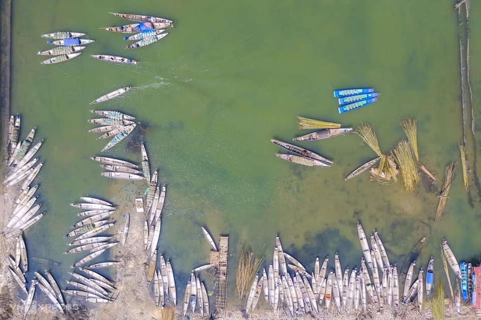 高空俯瞰渔民捕鱼场景。