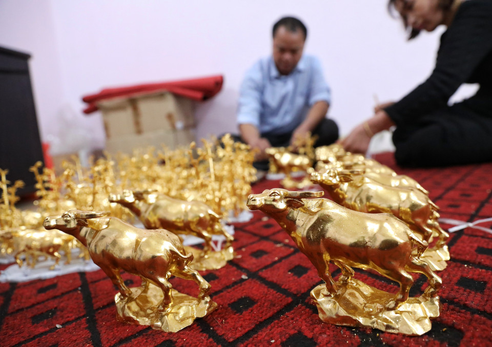 阮英钟艺人在2021年辛丑年伊始时接收了制作金牛产品的订单。图自越通社