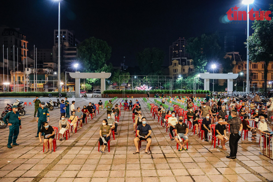 从现在至9月15日，河内市为全市年满18岁和以上人群进行第一针新冠疫苗接种。图自越通社