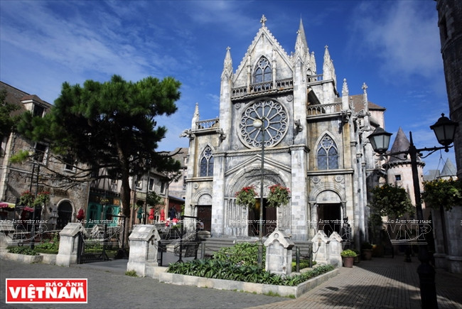 教堂区也模仿法式建筑设计图并建于法式村的中心。图自《越南画报》