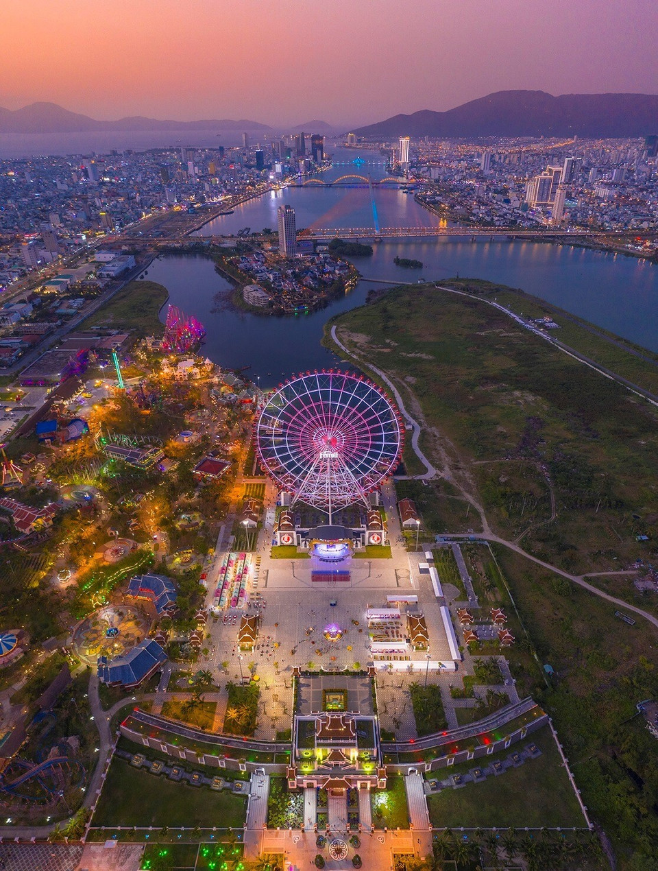黄昏把山茶半岛上的天空染上橙色。图中是距岘港市中心10公里的灵应寺的观世音雕像。