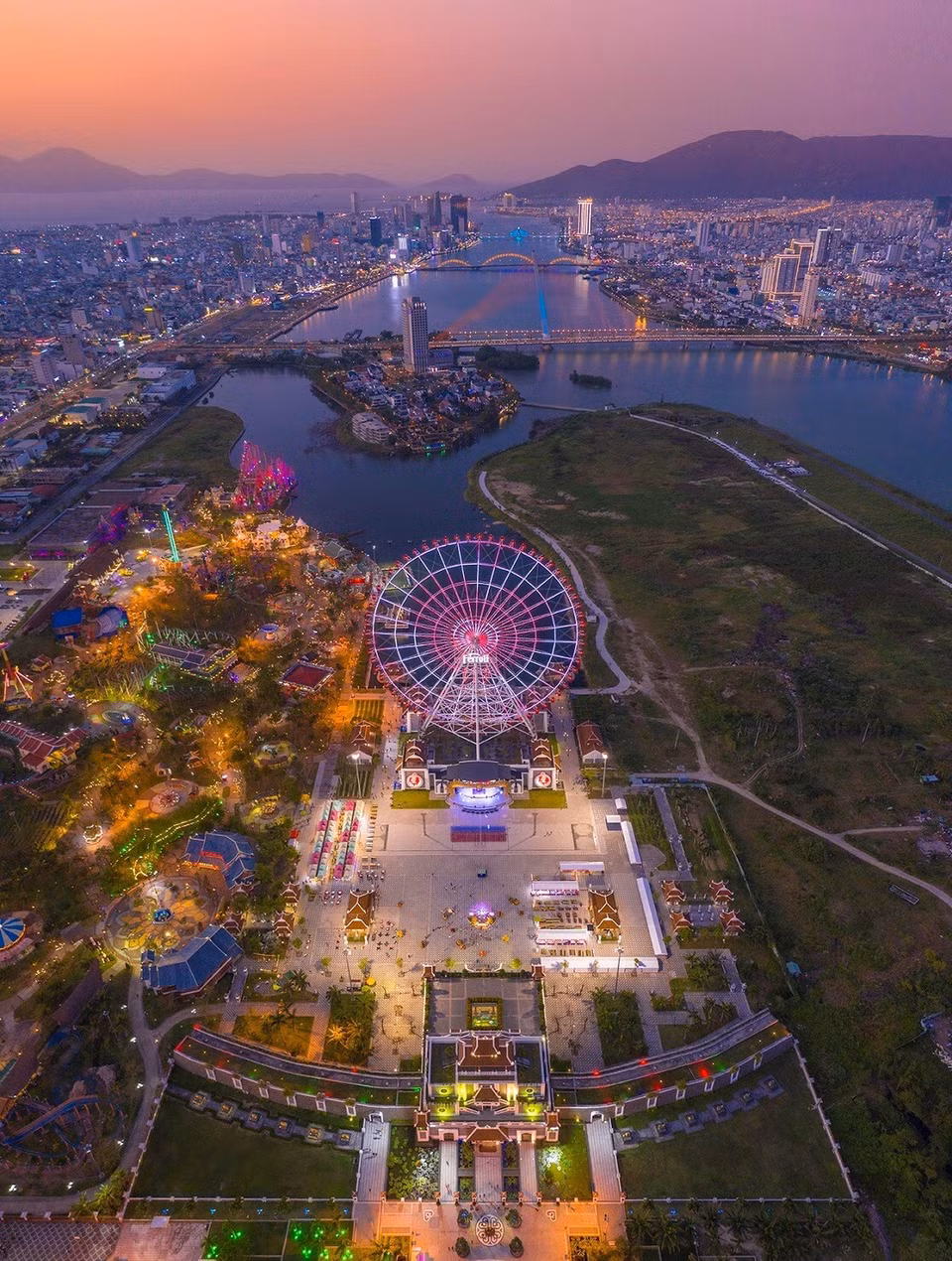 黄昏把山茶半岛上的天空染上橙色。图中是距岘港市中心10公里的灵应寺的观世音雕像。