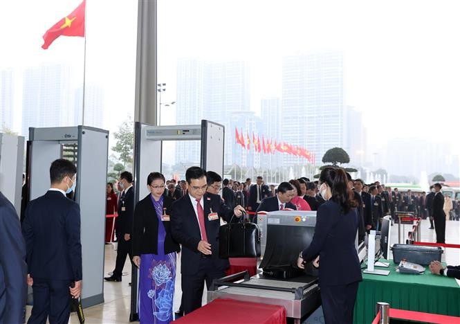 安保力量对进入国家会议中心的所有人员进行严格检查。图自越通社