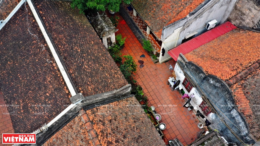 经历了多少岁月的摧残和历史变故，巨陀古村似乎仍保留着原有的风貌。房屋按北部平原特征建筑风格设计 3间、5间的瓦房。图自《越南画报》