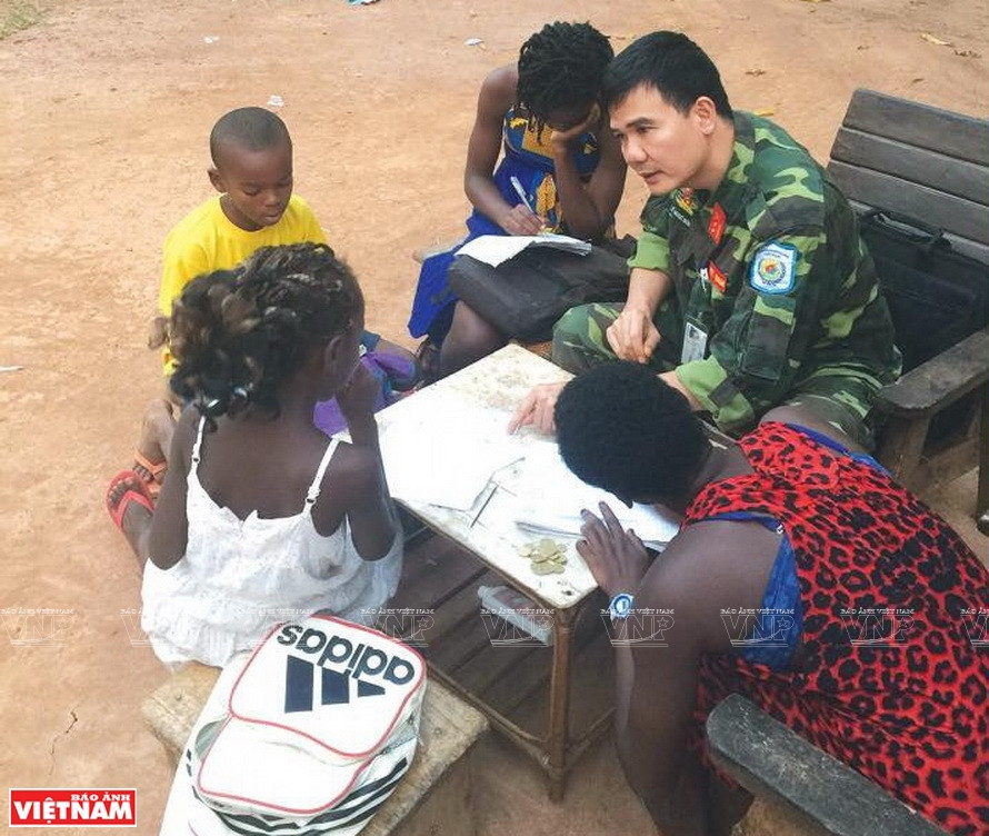 越南维和力量不仅出色完成维和任务，还充当和平“使者”，通过医疗诊治、教学等切实活动为当地人民传递和平友谊信息。越南维和局供图