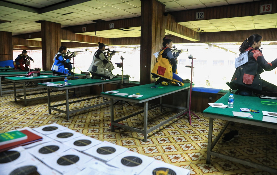 参加女子长枪三种姿势射击赛项的射手。图自越通社