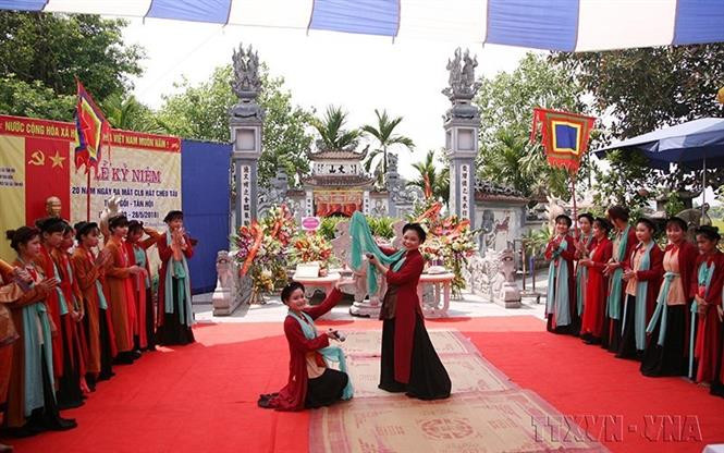 嘲剧起源于越南山丘地区及北部平原地区。嘲剧反映农村居民的日常生活。其内容主要来自越南童话故事，配曲是各种民歌歌曲，歌词就是民间的诗歌。嘲剧常用的乐器包括月琴和二胡，此外还有啸和鼓等越南传统乐器。图自越通社