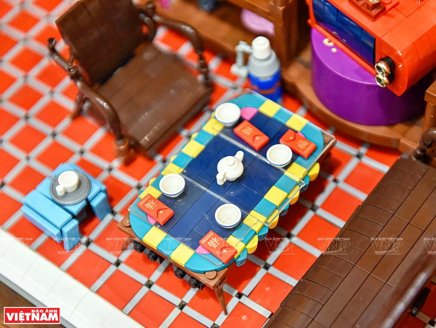 邓辉煌设计和制作的一套小巧玲珑的桌椅和水杯。图自越通社/越南画报