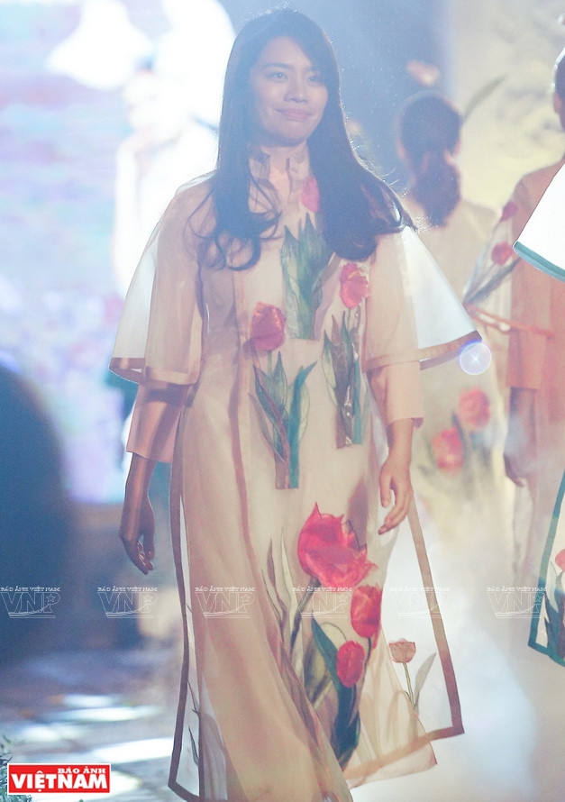 芳青设计师参加在文庙国子监举行的奥黛秀活动。图自越南画报