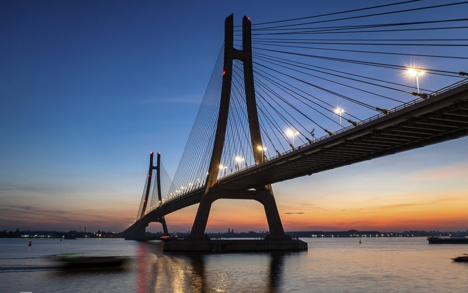 黎明时照明系统尚未关闭的蓝贡桥。图自vnexpress