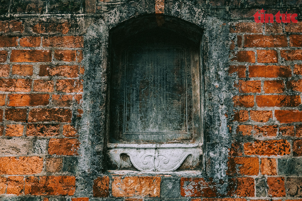  官掌门上的“申禁祛弊” 石碑。图自越通社