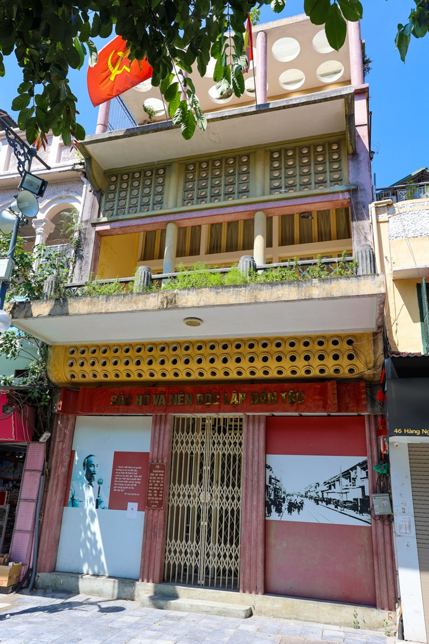 河内市横街48号房同时也是胡志明主席所居住和撰写《独立宣言》的地方。1979年，河内市横街48号房被越南文化体育与旅游部列入国家级遗迹名单。据记载，从1945年8月25日至9月初，郑文波先生及其家人全心全力地服务和照顾胡伯伯和越共中央的同志们。在二楼的房间里，胡伯伯尽心尽力地起草了《独立宣言》。图自：Vietnam+