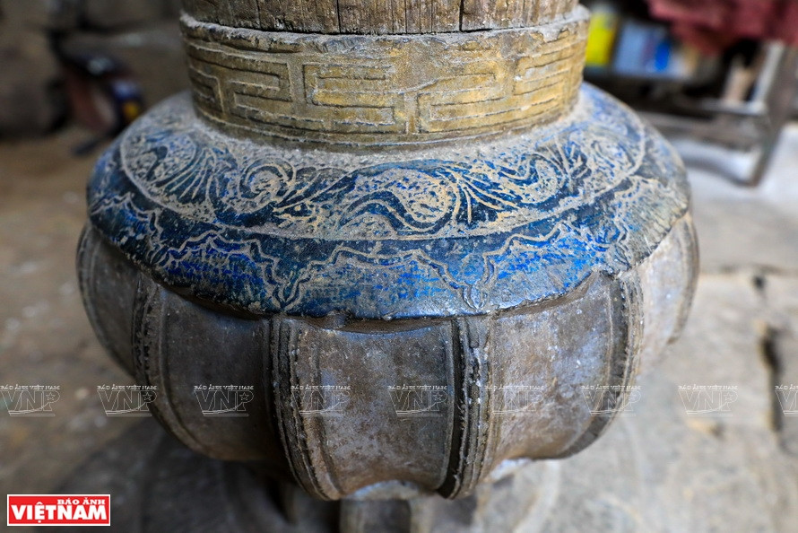 支撑房屋的石柱精雕细刻，雕梁画栋 ，色彩斑斓，十分精美。图片来源：越通社