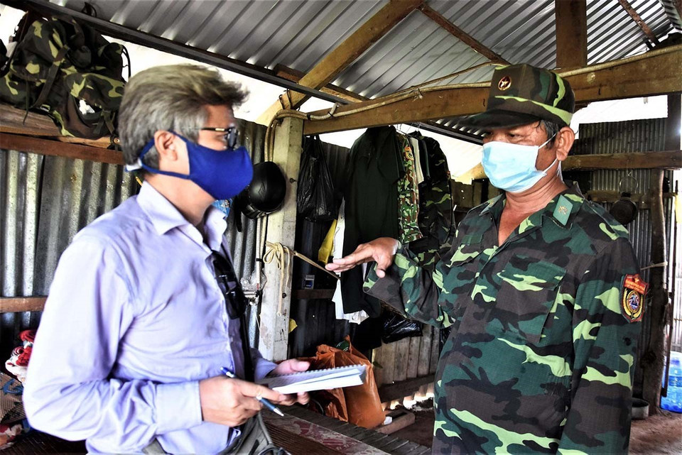 越南通讯社胡志明市分社记者阮春区于2020 年 5 月对设在隆安省美贵西边境哨所的防疫站的战士进行采访。图自越通社